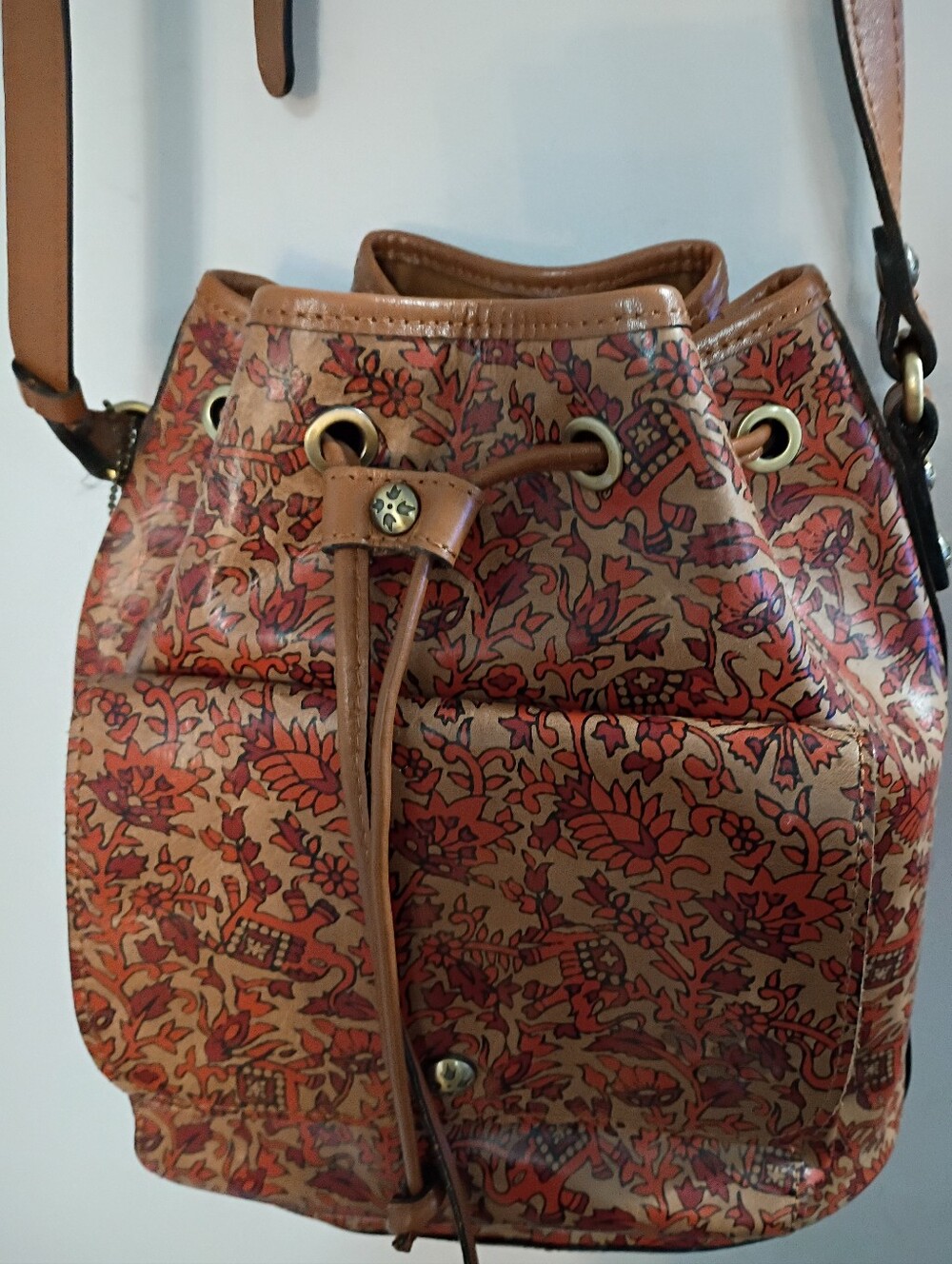Patricia Nash, NWOT,  Women's, Floral Printed Drawstring Bucket Bag - Tan & Red - Picture 5 of 14